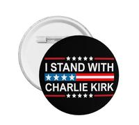 Distintivi rotondi e spille con la scritta "I Stand With Charlie Kirk"