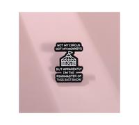 Distintivo creativo in smalto nero con lettere eleganti per chi Ã¨ alla moda