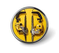 Distintivo rotondo giallo a due motoseghe in metallo personalizzato, adatto per abbigliamento, borse, cappello, spilla stampata umoristica, distintivo, decorazioni per feste, accessori per uomini e