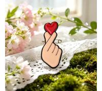 Dito con cuore rosso smalto pin personalizzato esprimendo amore spilla estetica distintivi risvolto pin per donne uomini abbigliamento borsa cappello giacca accessori decorazione fai da te