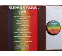 div. Künstler - SUPERSTARS Of The 70`S / 4 album set / 1973 / Schrift-Box / WARNER SPECIAL PRODUCTS # SP 4000-1 bis 8 / US Pressung / 12" Vinyl 4x Langspiel Schallplatte / ALLMAN BROTHERS / AMERICA / BEACH BOYS / BEE GEES / BLACK SABBATH / JACKSON BROWNE / BYRDS / JUDY COLLINS / ALICE COOPER / CROSBY, STILLS & NASH / DEEP PURPLE / DOOBIE BROTHERS / DOORS u.v.a.