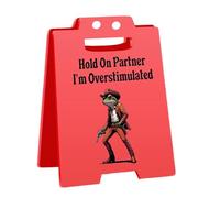 Divertente cartello da scrivania con rana cowboy, con scritta "Hold On Partner I'm Overstimulated", decorazione da scrivania per colleghi e amici, dallo stress, 12,7 x 8,9 cm