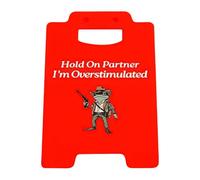 Divertente cartello da scrivania con scritta "Hold on Partner I'M Overstimulated", gadget per casa, vacanze, lavoro, cubicolo, dipendenti, compagni di , consulenti, colleghi, sala studio