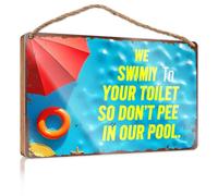 Divertente cartello decorativo per la casa, con scritta "We Swim To Your Toilet So Don't Pee In Our Pool". Cartello per porta per camera da letto e ragazzi (20 x 30 cm)