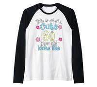 Divertente compleanno This Is What A Cute 60 Sessantenne Look Maglia con Maniche Raglan