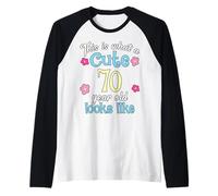 Divertente compleanno This Is What A Cute 70 Seventy Year Old Looks Maglia con Maniche Raglan