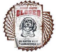 Divertente decalcomania da scrivania divertente e divertente cartello di gioco - Day Bulk Keep Gate Closed No Matter What The Labradoodle Say per bar per la casa bar superficie decorativa (6 x 9 cm