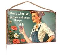 Divertente decorazione per il bagno una donna in tuta che tiene un bicchiere di vino con fiori intorno a lei. Decorazione esterna per la stanza (23 x 35 cm)