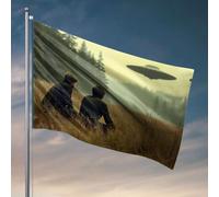 Divertente decorazione per patio con due uomini seduti in un campo, guardando un ufo. Bandiera occidentale decorazione per la casa divertente decorazione per bar (152 x 244 cm)