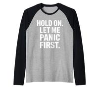 Divertente Detto Hold On Let Me Panic First Anxiety Joke Maglia con Maniche Raglan