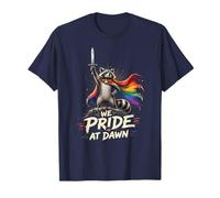 Divertente Raccoon Rainbow Cape Warrior di Cui Siamo orgogliosi all'alba Maglietta