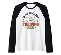Divertente Regalo per Gli Amanti del caffè in My Tired But Thriving Era Maglia con Maniche Raglan