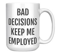 Divertente regalo per ufficiale di libertà vigilata - Bad Decisions Keep Me Employed Mug - Tazza da caffè in ceramica bianca da 450 ml per ufficiali in libertà vigilata