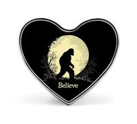 Divertente spilla Bigfoot Sasquatch a forma di cuore con luna piena spilla spilla per zaino, giacche, cappelli, decorazione