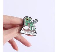 Divertente spilla smaltata a forma di rana con scritta "Get Off My Property Grumpy Frog with Gun Lapel Spilla Sassy Frog Pin Badge per giacche, zaini, cappelli, accessori decorativi