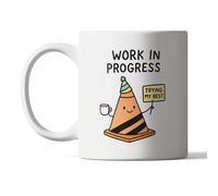 Divertente tazza "Work in Progress" - Simpatica tazza da caffè motivazionale con cono del traffico dei cartoni animati - Regalo in ceramica per colleghi, studenti o chiunque cerchi il loro meglio