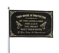 Divertenti bandiere da giardino con scritta "This House Is Protected By The Good Lord and A Gun Flag Flags for the Boys Beer Decoration for Man Cave" (60 x 90 cm)