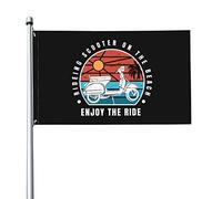Divertiti Guidando Lo Scooter Sulla Spiaggia Garden Flag Durevole Bandiera Da Cortile Divertente Bandiere Da Giardino Per All'Aperto Fattoria Esterni 90X150Cm