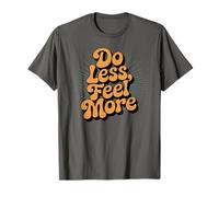 Do Less Feel More Retro Motivational Calm Citazione Maglietta