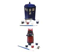 Doctor Who Dipingi Il Tuo Set Di Banchetta In Ceramica Da 2 Con TARDIS E DALEK