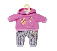 Dolly Moda Tuta Rosa per Bambole di 39-46cm - con Dettagli di Gattini - per Mani Piccole, Il Gioco Creativo Promuove L'Empatia e Le Abilità Sociali, Età 3+, Include Felpa con Cappuccio e Pantaloni