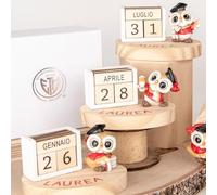 Doni Bomboniere Laurea 3PZ Calendario Perpetuo con Scritta Rossa Utili Datario Portafortuna Idea Regalo E Statuina Gufetto Laureatto Assortito in Tre Varianti Idee Complete Originali Economiche