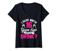 Donna 16 ° compleanno Ho partorito 16 anni fa dove il mio drink Maglietta con Collo a V