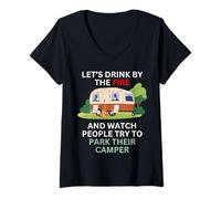 Donna Beviamo Accanto al Fuoco e guardiamo Le Persone parcheggiare Il Loro Camper Maglietta con Collo a V