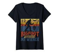 Donna Bigfoot Grabbed My Wiener Funny Sasquatch Bbq Camping Retro Maglietta con Collo a V