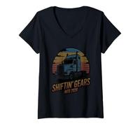 Donna Cambiando Marcia nel 2026 Gear Classic Trucker Highway Pride Maglietta con Collo a V
