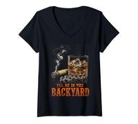 Donna I'll Be in The Backyard Funny Cigar Bourbon Whiskey Lover Maglietta con Collo a V