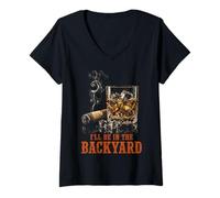 Donna I'll Be in The Backyard Funny Cigar Bourbon Whiskey Lover Maglietta con Collo a V