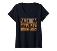 Donna L'America è stata costruita dagli immigrati per protestare contro il Migra Pride Chicano Maglietta con Collo a V