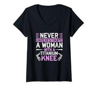 Donna Never Underestimate A Woman with A Titanium Knee Replacement Maglietta con Collo a V
