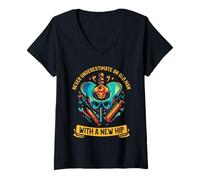 Donna Never Underestimate An Old Man with A New Hip Replacement Maglietta con Collo a V