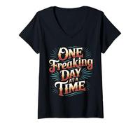 Donna One Freaking Day At A Time Sarcasmo di Sopravvivenza - Maglietta con Collo a V