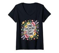 Donna One Freaking Day At A Time Sarcasmo di Sopravvivenza |- Maglietta con Collo a V