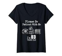 Donna Please Be Patient with Me I'm 83 Years Old Vintage Compleanno Maglietta con Collo a V