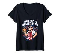 Donna Questo Barbecue è ospitato da Citazione Estiva Luglio Host Humor Backyard Maglietta con Collo a V