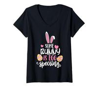 Donna Some Bunny is Eggspecting Baby Shower Announcement Easter Maglietta con Collo a V