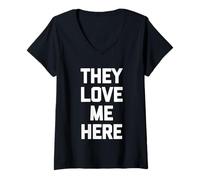 Donna They Love Me Here - Divertente Detto Sarcastico Carino e alla Moda Maglietta con Collo a V