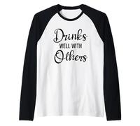 Drinks Well with Others Womens Funny Drinking Friends Drunk Maglia con Maniche Raglan