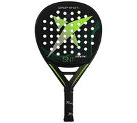 Drop Shot La Stage Pro è una racchetta a goccia progettata per tutti i principianti del padel, indipendentemente dall'età e dal sesso. È una racchetta che combina materiali flessibili con gomma morbida Eva, in modo da ottenere un colpo duro con un ampio sweet spot. Grazie alla tecnologia Cork Grip, le vibrazioni sono ridotte quando si colpisce, in combinazione con un telaio a doppio tubo di carbonio.Profilo del giocatore: progettato per i principianti avanzati che cercano una racchetta che porti potenza e comfort al loro gioco.Caratteristiche:Forma: TeardropPeso: 360-380 gGomma: Eva softGomma di grande elasticità e leggerezza, che fornisce una maggiore potenza di palla e uno sweet spot più ampio con maggiore comfort in gioco. Le lame da drop shot con Eva Soft hanno un buon smorzamento delle vibrazioni.Telaio: Carbon bevelSuperficie: Fibra di vetroFibra di vetro estremamente resistente ed elastica che conferisce alla racchetta grande resistenza e giocabilità.