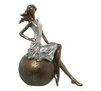 DRW Figura di una donna seduta su una sfera di resina bianca e dorata 18x11x23cm