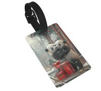 Due panda abbracciano le etichette per bagagli sulla banchina della stazione ferroviaria. Etichette identificative per valigie, ideali per zaini da viaggio e crociere.
