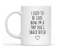 Dxcvbrds Tazza con scritta "I used to be cool now I'm A Tiny Dog's Snack", regalo divertente per la mamma, divertente tazza da caffè per neomamme, amante dei cani, 325 ml (bianco)