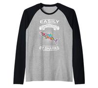 Easily Distracted By Sharks Funny Fish Shark Loves Maglia con Maniche Raglan