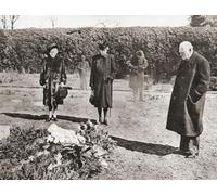 EDITORIAL Winston Chuchill sulla tomba del presidente Franklin D. Roosevelt, 1945, signora Eleanor Roosevelt centro nella foto, Sir Winston Leonard Spencer-Churchill 1874, 1965