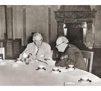 EDITORIAL Winston Churchill destro e presidente Roosevelt visto qui nella sala conferenze a Yalta dopo il primo incontro lì della conferenza di tre poteri febbraio 1945 poco prima della morte del