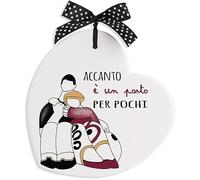 Egan Formella Collezione Pensieri & Parole. Formella in Ceramica di Colore Bianco con Scritta Accanto è Un Posto per pochi. Misure: 14x14 cm. La refernza è 186006